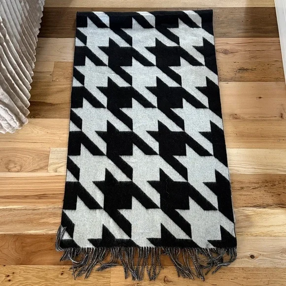 All Saints Spitalfields Black and White Houndstooth wool scarf or throw - Picture 5 of 6